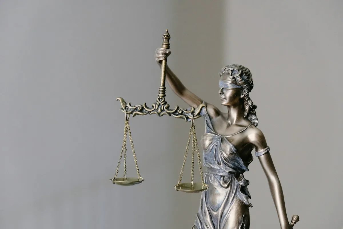 Estátua da justiça com balança