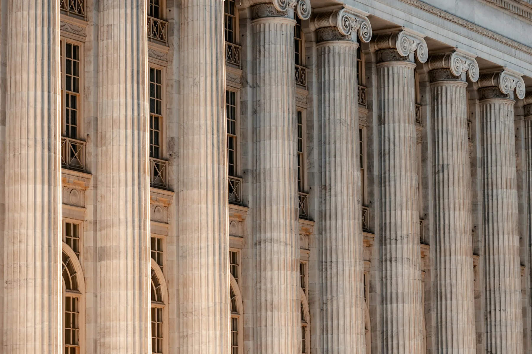Colunas de um edifício de tribunal